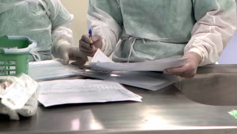 Krankenschwestern-überprüfen-Die-Unterlagen-Für-Patienten-Mit-Der-Brasilianischen-Variante-Von-Covid-19-P1-Im-Krankenhaus