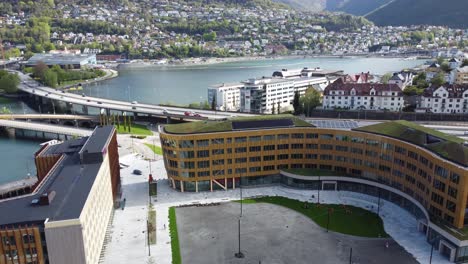 área-De-Negocios-En-Solheimsviken-Que-Muestra-La-Construcción-De-Barcos-De-Gc-Rieber-Con-Big-Lungegaardswater-Y-Autopista-En-El-Fondo---Bergen,-Noruega,-Antena-En-Movimiento-Hacia-Arriba