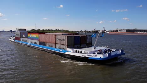 Frachtschiff-Beladen-Mit-Schiffscontainern,-Das-Auf-Der-Wasserstraße-In-Der-Nähe-Von-Kinderdijk-In-Molenlanden,-Niederlande,-Fährt
