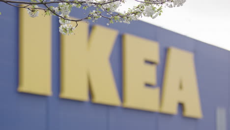 RACK-FOCUS-to-the-huge-letters-of-IKEA