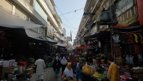 Belebter-Marktplatz-Mit-Vielen-Einheimischen,-Die-An-Aufgereihten-Ständen-Und-Geschäften-In-Rawalpindi,-Pakistan,-Vorbeikommen