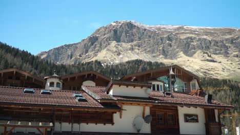 Hotels-In-Den-Alpen-In-Der-Nähe-Des-Hintertuxer-Gletschers-In-Österreich,-Umgeben-Von-Riesigen-Bergen