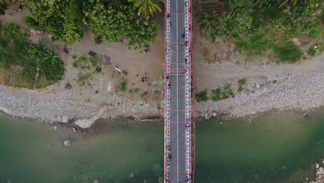 Schöne-Luftaufnahme-Einer-Brücke-über-Einen-Fluss