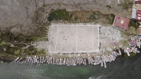 Vertikale-Luftaufnahme-Des-Titicaca-Fußballplatzes-Und-Der-Von-Spielern-Genutzten-Boote