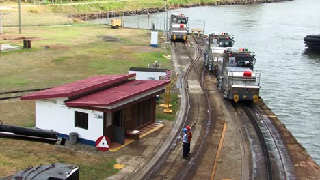 Arbeiter-Des-Panamakanals-Winken-Den-Kreuzfahrtpassagieren-Zu,-Während-Das-Schiff-In-Die-Schleusen-Von-Gatun-Einfährt
