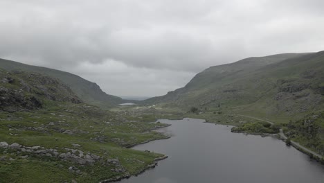 Cielo-Nublado-Sobre-Un-Lago-Idílico-En-La-Brecha-Del-Valle-De-Dunloe-En-El-Condado-De-Kerry,-Irlanda