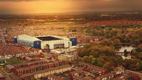 Everton-Football-Club,-Goodison-Park-–-Rückwärtsaufnahme-Aus-Der-Luft-Bei-Sonnenuntergang
