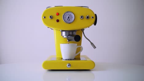 Handschalter-An-Einer-Gelben-Espressomaschine,-Um-Morgens-Eine-Tasse-Kaffee-Zuzubereiten
