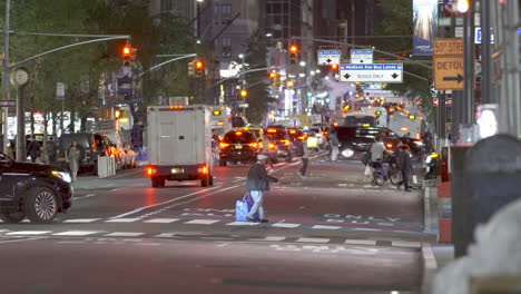New-Yorker-Straßenszene-Mit-Rack-Fokus-Auf-Leuchtende-Rücklichter