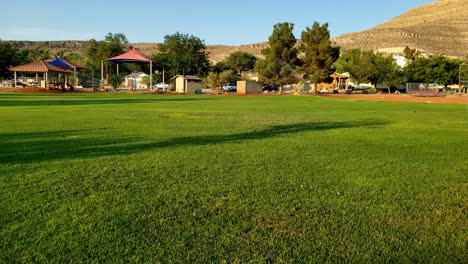 Ländlicher-Park-Und-Morgenpanorama-Eines-Fußballplatzes-Im-Südwesten-Der-USA