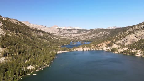 Der-Wind-Tanzt-Auf-Dem-Wasser-Des-Lower-Echo-Lake-In-Tahoe,-Während-Die-Drohne-Nach-Westen-In-Richtung-Berge-Fliegt