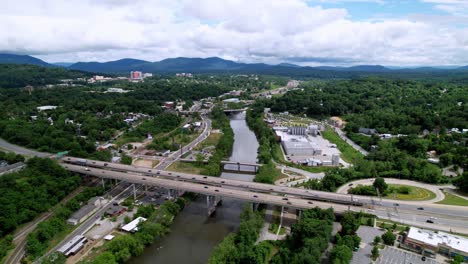 Luftaufnahmen-Von-Asheville,-North-Carolina,-Asheville,-North-Carolina,-Der-Den-French-Broad-River-Hinunterfliegt