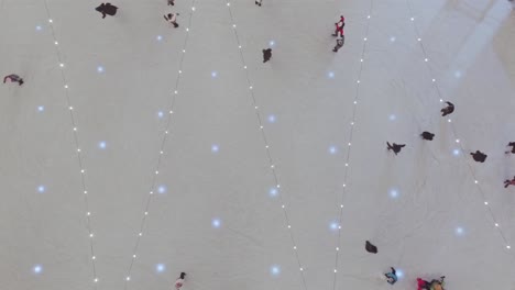Luftaufnahme-über-Blinkenden-Lichtern-Und-Menschen,-Die-Auf-Der-Eisbahn-In-Zakopane-Schlittschuhlaufen