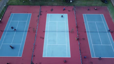 Menschen-Im-Rollstuhl-Spielen-Tennis-Auf-Dem-Platz