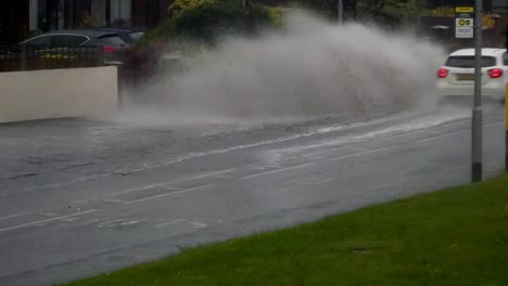 Autos-Fahren-Vorsichtig-Bei-Stürmischen-Überschwemmungen,-Schwerem-Britischen-Regen-Und-Gefährlichem-Wetter