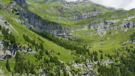 Wunderschöner-Luftüberblick-über-Die-Atemberaubende-Schweizer-Landschaft-Mit-Grünen-Hügeln,-Wäldern-Und-Bergen