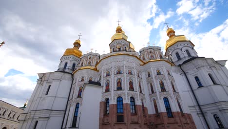 Blanco-Y-Ladrillo-Kiev-Pechersk-Lavra-Iglesia-Catedral-Con-Cúpulas-Doradas,-Santos-Apóstoles,-Pan-Hacia-Arriba,-Kyiv-Ucrania