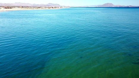 Ruhige-Wasserlandschaft-Von-Bahia-De-Los-Angeles-Im-Bundesstaat-Baja-California,-Mexiko