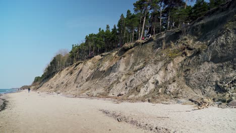 People-Enjoying-Warm-and-Sunny-Day-on-The-Dutchman's-Cap-Dune-Cliff