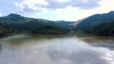 Versunkenes-Dorf-Geamana-In-Einem-Giftigen-See,-Umgeben-Von-Den-Apuseni-Bergen-In-Rumänien