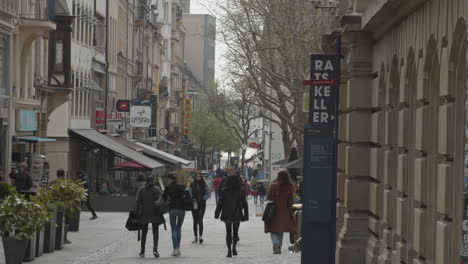 Gente-Caminando-En-Una-Calle-Muy-Transitada-En-El-Centro-De-Luxemburgo