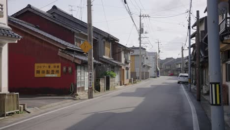Rural-Japanese-town,-slow-motion-pan-across-empty-streets