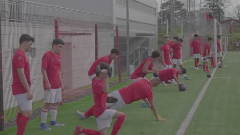 Jóvenes-Entrenando-Fútbol-Con-Gol-De-Pelota