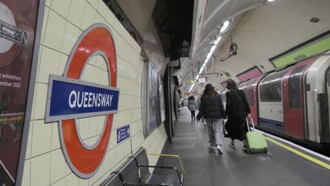 London-underground-Central-Line-train-leaving-Queensway-tube-station