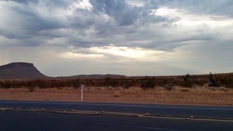 Espectacular-Cielo-Matutino-Conduciendo-Hacia-El-Este-Hasta-Las-Vegas-Nevada-En-La-Carretera-Del-Desierto-Alto