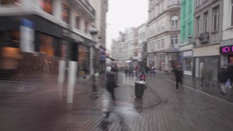 Hyperlapse-Spaziergang-Durch-Die-Stadt-Brüssel-Im-Verschneiten-Regen-Nach-Manneke-Pis-–-Belgien
