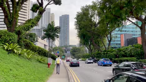 Verkehr-Und-Passanten-Fahren-Auf-Der-Straße-Im-Zentrum-Von-Singapur