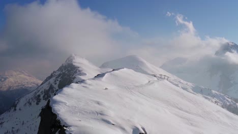 Epische-Luftaufnahme-Einer-Wanderer-Expedition,-Die-Im-Winter-Einen-Verschneiten-Berghang-Erklimmt