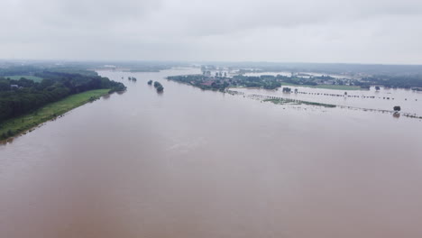 Eine-Verheerende-Überschwemmung-Durch-Den-überlaufenden-Fluss-Maas-Verwüstete-Die-Südbelgische-Region-Wallonien