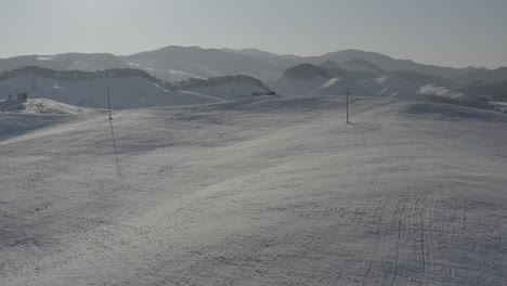 Eine-Schneeansicht-Eines-Hügels-Mit-Konturähnlichen-Linien