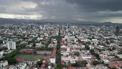 Vista-De-Una-Fuerte-Tormenta-Sobre-La-Ciudad-De-México
