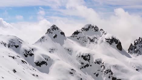 Enfoque-Panorámico-Aéreo-De-Las-Montañas-Dolomitas-En-Invierno-Cubiertas-De-Nieve