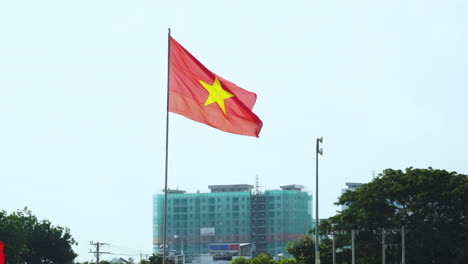 Eine-Vietnamesische-Flagge-Hinter-Dem-Blauen-Himmel,-Totale