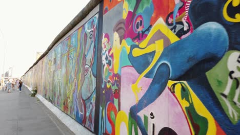 Murales-En-La-Histórica-Galería-Del-Lado-Este,-El-Antiguo-Muro-De-Berlín-En-Alemania