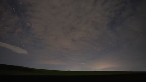 Wunderschöner-Zeitraffer-Von-Wolken-Und-Sternen-In-Der-Nacht-–-Aufnahme-Aus-Niedrigem-Winkel