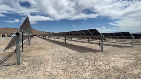Campo-De-Paneles-Solares-En-El-Desierto-De-Nevada