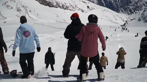 Freestyle-Jugend-Im-Snowpark-Hintertux-Auf-Snowboards-In-Den-österreichischen-Alpen,-Tirol