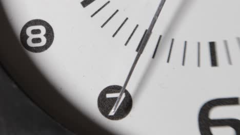 Unterer-Teil-Der-Uhr-Mit-Weißen-Zifferblättern-Und-Metallpfeil,-Der-Auf-Schwarzen-Arabischen-Ziffern-Tickt,-4k