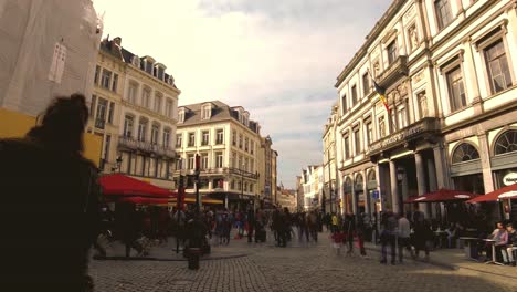 Timelapse-of-crowded-streets-of-Central-Brussels,-Belgium---Wide-pull-out