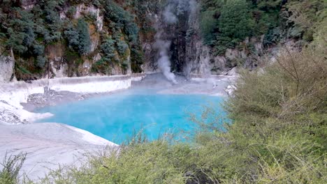 Waimangu-Vulkanische-Rift-Valley-Lebendige-Blaugrüne-Inferno-Kratersee-Heißquelle-In-Rotorua,-Neuseeland-Aotearoa