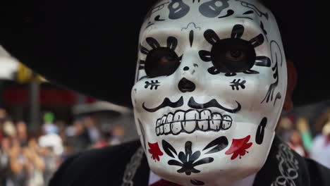Mariachi-Hombre-Usa-Máscara-Tradicional-De-Calavera-De-Azúcar-Para-Las-Celebraciones-Del-Día-De-Los-Muertos-En-México