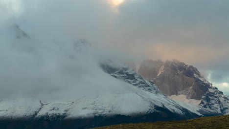 Rollende-Wolken-Der-Granitgipfel-Von-Cuernos-Del-Paine-In-Chile
