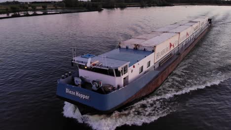 Dieze-Hopper-Mit-Hamburg-Sud-Und-Maersk-Schiffscontainern,-Die-In-Der-Abenddämmerung-Im-Fluss-Segeln