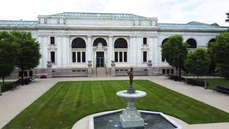 Main-Branch-of-the-Columbus-Ohio-Library-in-downtown