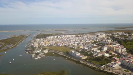 Luftaufnahme-über-Den-Kleinen-Hafen-Und-Das-Fischerdorf-In-Fuseta-An-Der-Algarve,-Portugal
