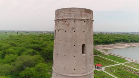 Aerial-Tracking-Shot-Of-Sandstone-Tower-Architecture-At-Hiran-Minar,-Pakistan
